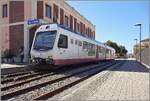 In Alghero wartet der ARST (transporti regionali della sardegna) ADeS01 (95 83 4600 001-0 [A] / 95 83 4600 101-8 [B]) Doppeltriebwagen auf die Abfahrt als AT 70 nach S�ssari.