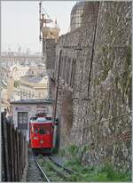 Der Triebwagen N° 2 der Ferrovia Principe-Granarolo Zahnradbahn hat die Talstation verlassen und strebt nun dem nur km 1.13 weit entfernten und doch um 194 höher gelegen Ziel Granarolo zu. Im Hintergrund gleitet der Blick über die Stad ...