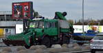 Das Polizeifahrzeug mit dem Kennzeichen B-31587 ist ein Mercedes-Benz Unimog U 5000 der Berliner Bereitschaftspolizei, der als Zugmaschine mit Ladekran (ZumiLa) genutzt wird, hier mit H�ger mit