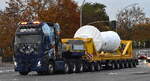 BDT-Logistik GmbH mit einem Schwerlastzug (Windrad-Turbine oder sowas?) mit einer vierachsigen, ich denke mal VOLVO FH 16 Schwerlastzugmaschine? �ltere Version am 27.10.26 H�he Berlin Beusselbr�cke