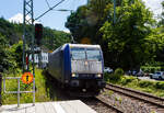 Die 185 502 (91 80 6185 502-2 D-BRLL), ex 185-CL 002 der Beacon Rail Leasing S.� r.l. (Luxembourg) f�hrt am 09 Juni 2026 mit einem KLV-Zug durch den Bahnhof Kirchen/Sieg in Richtung Siegen. 

Die TRAXX F140 AC1 wurde 2001 bei Bombardier in Kassel u ...