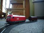 Im Hintergrund ein G�terwagen und im Vordergrund eine Diesellok in H0