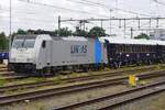 Lineas 186 294 ist mit der VSOE am grauen 23 Juli 2026 in Roosendaal eingetroffen und wird der Fahrt nach Schaerbeek vortsetzen. Dort wird der TRAXX von einer NMBS/SNCB HLE18 ersetzt, die der Zugbis Aulnoye-Aymeries ziehen zoll.