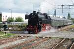 Am 5 September 2026 hat das jahrliche Spektakel 'Terug naar Toen' des VSMs angefangen und der 1. von f�nf Dampfz�ge zwischen Loenen und Dieren treft mit leider +18 in Dieren ein. Dort wird der ex-SSN Lok umlaufen und Tenderseite vorn zur�ck fahren na ...