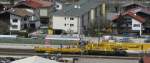 Kran bbw  Bahnbau Wels , Bauzug (W�rgl Hbf->Brixlegg); in Brixlegg auf Gleis 2 am 10.4.2012.