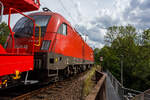 Der Taurus II, die �BB 1116 049 (91 81 1116 049-8 A-�BB) der �BB-Produktion GmbH f�hrt am 11 Juni 2026, mit einem Autotransportzug der Rail Cargo Group (Doppelstock-Autotransportwaggon der Gattung Laaers (560.2) beladen mit Autos der Ingolst�dter Mar ...