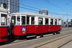 Historischer Stra�enbahnwagen 5376, der Wiener Verkehrsbetriebe, gebaut 1929, Typ: m3, wird vom VEF (Verband der Eisenbahnfreunde) zu Sonderfahrten eingesetzt und gepflegt. Im Bild festgehalten bei einem Foto halt am Schwedenplatz. 03.05.2026