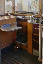 Einfacher F�hrerstand des Stra�enbahn Triebwagen 408, der Wiener Verkehrsbetriebe. Zum bedienen w�hrend der Fahrt ist aber viel Hand- und Fu�arbeit n�tig. Wien 03.05.2026