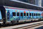 Farbenfroher railjet Personenwagen eingereiht im Zug des Klima Tickets, (A-�BB-73 81 84-90 144-0 Bmpvz), im Hauptbahnhof von Wien.