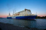 Die Finnlines M/S FINNSTAR läuft von Helsinki kommend pünktlich in Travemünde ein. Die Finnlines M/S FINNSTAR ist ein RoPax-Schiff/Fähre (Roll On/Roll Off von Frachtgut sowie Pax für Passagiere), die derzeit zwischen Travem&# ...