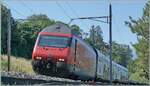 Ziemlich Bild f�llend zeigt sich eine SBB Re 460 mit ihrem IR 90/95 kurz nach Villeneuve auf dem Weg in Richtung Lausanne.
