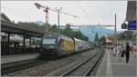 Die SBB Re 460 028 (Re 460 91 85 4 460 028-4 CH-SBB) tr�gt seit Mai 2026 die sehr gef�llige Werbedekoration in allen vier Landessprachen 'Schweizer Wanderwege / Suisse Rando / Sentieri Svizzeri / Sendas Svizras'. Ich konnte die SBB Re 460 028 ist mit ...