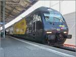 Die SBB Re 460 028 (Re 460 91 85 4 460 028-4 CH-SBB) tr�gt seit Mai 2026 die sehr gef�llige Werbedekoration in allen vier Landessprachen 'Schweizer Wanderwege / Suisse Rando / Sentieri Svizzeri / Sendas Svizras'. Ich konnte die SBB Re 460 028 ist mit ...