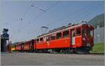 Der Bernina Bahn RhB ABe 4/4 I der Blonay Chamby Bahn ist mit ihrem Riviera Belle Epoque Zug in Blonay angekommen und wartet nun auf den Gegenzug um die Fahrt fortzusetzen.