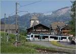 Der TPC ASD ABe 4/8 473 in der gef�lligen Glacier 3000 Gestaltung ist als Regionalzug von Les Diablerets auf dem Weg nach Aigle und hat soeben die Haltestelle Vers-l'Eglise verlassen und f�hrt nun am