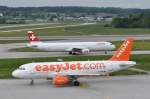Z�rich Kloten, Swiss Airbus A-321 begegnet Easy Jet Airbus A-319. 28.5.2010 auf der Besucherterrasse E