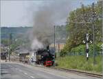 Und da dampft er, der erste Dampfzug der Saison 2026 von Blonay nach Chamby. Herrlich wie die G 2x2/2 105 dampft und raucht! Die schwarzen Doppelpfeile auf gelben Grund sind kein neuen Eisenbahnsignal, sondern ein Weghinweis f�r ein Radrennen.

2.  ...