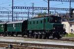 Am 23 Mai 2026 durchfahrt ein Extrazug aus Basel SBB nach Z�rich HB mit der hundert Jahr alter 10664 durch Brugg AG.