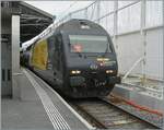Die SBB Re 460 028 (Re 460 91 85 4 460 028-4 CH-SBB) tr�gt die gef�llige Werbedekoration  Schweizer Wanderwege  wobei die Lok wahrscheinlich mit der gelben Front noch besser wirkt.