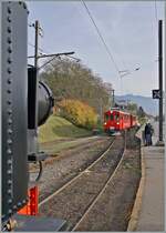 La DER du Blonay Chamby 2024 - w�hrend links im Bild die Nieten der SEG G 2x 2/2 105 ins Bild reichen, erreicht im Hintergrund der RhB ABe 4/4 I 35 von Chaulin kommend den Bahnhof von Blonay.