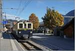 125 Jahre MOB - der FZe 6/6 2002 mit seinem MOB Zug, der durch einen roten CEV Wagen passend erg�nzt wurde, steht in Zweisimmen und wartet auf die Abfahrt nach der Lenk.