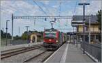 Bei eher ung�nstigem Licht f�hrt die von SBB angemietet 193 057 mit einem G�terzug durch den Bahnhof von Roche VD; links das restaurierte Warteh�uschen und rechts, durch moderne Utensilien etwas