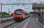 Mit einem Steuerwagen an der Spitze f�hrt ein IR 90 auf dem Weg von Gen�ve nach Brig durch den Bahnhof von Roche VD.