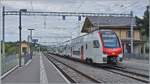 Nochmals einen Blick, soweit nicht vom auf Gleis 1 stehenden SBB RABe 512 verdeckt auf die vorbildlich hergerichteten Geb�ude des Bahnhofs von Roche VD.