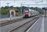 Blick auf einen in Richtung Lausanne ausfahrenden SBB RABe 512 und das vorbildlich restaurierte Warteh�uschen auf Gleis 2.