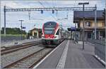 Der SBB RABe 511 106 f�hrt ohne Halt durch den Bahnhof von Roche VD.