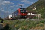 Ziemlich Bild f�llend zeigt sich die von SBB Cargo angemietete 193 074 mit ihrem langen G�terzug bei Ligerz bei Kilometer 94.5.