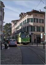 Wie �blich geht es in der Altstadt von Aigle eng zu, als der A-L BDeh 4/4 312 mit seinen Zug nach Leysin f�hrt.