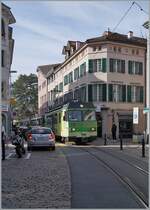 In der Altstadt von Aigle geht es immer wieder eng zu: der TPC A-L BDeh 4/4 312 ist mit ihrem Regionalzug nach Leysin unterwegs.