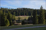 ABe 4/12 673 'Tatoulliard' hat beim Etang de Plain de Saigne schon fast die Freiberge erklommen. April 2026.