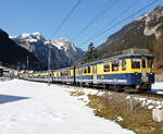 Die Triebwagen der Berner Oberland Bahn BOB ABeh4/4 I 304-310: Triebwagen 305 am Schluss eines Zuges und noch auf der Zahnstangenrampe in L�tschental. 10.M�rz 2015 