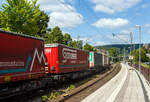 Sechsachsiger Gelenk-Taschenwagen (Doppeltaschenwagen T2000), 37 80 4993 519-0 D-WASCO, der Gattung Sdggmrs T2000, der der WASCOSA AG, am 09 Juli 2026 im Zugverband bei der Durchfahrt im Bahnhof