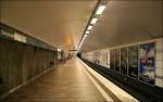 G�rdet, T13. Typische R�hrenstation der 60er Jahre. Die Tunnelr�hren wurden noch mit einer Betoninnenschale versehen. Ein langer Fu�g�ngertunnel f�hrt vom Zwischengescho� zu einem etwa 10 Meter �ber dem Bahnsteig liegend Ausgang. Au�erdem gibt es Aufz�ge zu einem Wohngebiet auf dem H�gel, mehr als 30 Meter �ber der Station. 08.2007 (Matthias)