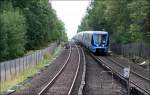 Von 1944 bis 1952 fuhr auf dieser Bahntrasse die Stra�enbahn. Sie war von Anfang an kreuzungsfrei trassiert. Blick vom Bahnhof Abrahamsberg auf die Strecke in Richtung Stora Mossen. 28.08.2007 (Matthias)