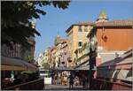 Nice - beim Blumenmarkt, der sich hinter unserem R�cken befindet und lieder seine pr�chtige Gr�sse zugunsten anderer Marktst�nde etwas eingeb�sst hat, da etliche ehemalige Blumenfelder dem Wohnungsbau