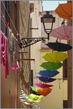 Ein Blick in eine besonders bunte Gasse der sehenswerten Altstadt von Alghero.