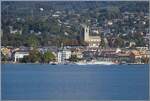 W�hrend sich unser Raddampfer Vevey n�hert und einen herrlichen Blick auf die Stadt bietet, verhindert noch der Raddampfer Montreux auf der Fahrt nach Lausanne, dass wir in Vevey anlegen k�nnen.