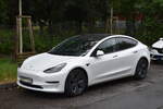 Tesla Model 3 mit LONGRANGE DUAL-MOTOR (Bei Tesla steht der 'Dual Motor' f�r einen elektrischen Allradantrieb (AWD), bei dem zwei unabh�ngige Motoren an Vorder- und Hinterachse verbaut sind.) am 10.06.26 Berlin Marzahn 