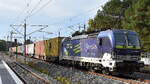 METRANS a.s., Praha [CZ] mit ihrer Vectron  383 425-6  [NVR-Nummer: 91 54 7383 425-6 CZ-MT] und einem Containerzug aus Hamburg am 29.09.26 H�he Bahnhof Gl�wen.