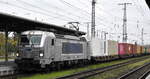 METRANS a.s., Praha [CZ] mit ihrer Vectron  '383 428-0' [NVR-Nummer: 91 54 7383 428-0 CZ-MT] und einem Containerzug am 29.10.26 Durchfahrt Bahnhof Stendal Hbf.