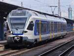Triebzug 415 103 kommt im Bahnhof Budapest Keleti an.