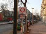 Scharnweberstra�e Berlin: Nach dem Motto  irgendwas muss man ja tun  hat man im Jahre 2008 in einigen St�dten sogenannte Umweltzonen eingef�hrt. Ziel ist es, feinstaubaussto�ende Fahrzeuge aus der Innenstadt herauszuhalten. Die Wirkung ist umstritten, und so wird man wohl erst in einigen Jahren wissen, ob die Feinstaubkonzentration gesunken ist. Dez. 2007