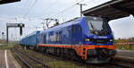 Raildox GmbH & Co. KG, Erfurt [D] mit ihrer Eurodual Lok '159 888-7' [NVR-Nummer: 90 80 2159 888-7 D-RDX] und einem Containerzug f�r Holzhackschnitzel (leer) am 29.10.26 Durchfahrt Bahnhof Magdeburg Neustadt.