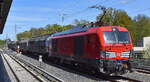 DB Cargo AG, Mainz [D] mit ihrer Vectron Dual Mode Light '249 017' [NVR-Nummer: 90 80 2249 017-5 D-DB] und einem Übergabezug Schiebewandwagen am 30.04.26 Höhe Berlin-Buch.