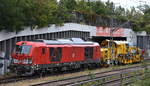 DB Cargo AG, Mainz [D] mit ihrer Vectron Dual Mode Light Lok   249 012  [NVR-Nummer: 90 80 2249 012-6 D-DB] rangiert eine neue P&T Schotterplaniermaschine Typ Plasser BallastMaster 410 zum